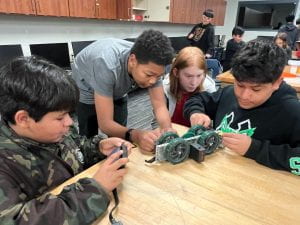 Hopewell students building and coding robots