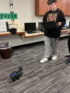 Hopewell students building and coding robots